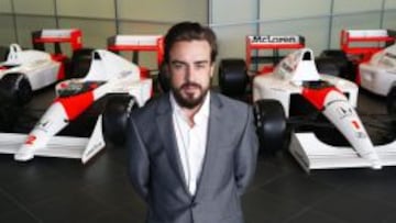 Alonso ante los antiguos McLaren-Honda.