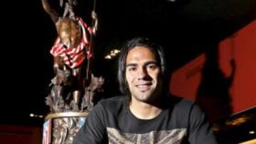 <b>Visit¨® el museo junto a AS</b> Falcao visit¨® con AS el Museo Atl¨¦tico de Madrid & Colecci¨®n Pablo Ornaque. Para el colombiano, era la segunda vez. La primera fue cuando firm¨® su contrato y, por deseo propio, se empap¨® con la cultura e historia de la entidad. Esta vez, el Tigre prest¨® especial atenci¨®n a la vitrina de la final de Hamburgo. Despu¨¦s, pos¨® con la estatua de Neptuno.