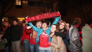 La afición del Mirandés, feliz por el ascenso a Segunda
