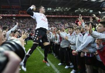 La alegría del Sporting tras conseguir la permanencia