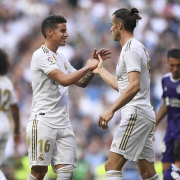 Los jugadores del Real Madrid, James Rodríguez y Gareth Bale, se saludan durante el partido. 