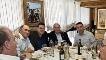 <b>¡VAYA CRACKS! </b>Roncero abraza a su derecha a Pirri. A su izquierda, Santamaría, Buyo, Pedro Montes (escultor), Emiliano, Amancio, Rubiñán y, tapado, Peinado.