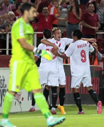 El jugador del Sevilla Gerard Deulofeu es felicitado por sus compañeros tras marcar ante la Real Sociedad, durante el partido de la quinta jornada de Liga en Primera División que se disputa esta noche en el estadio Sánchez Pizjuán