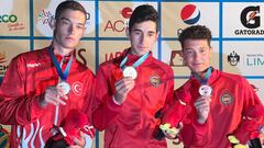Andr&eacute;s Garc&iacute;a y Juan Antonio Garc&iacute;a posan con las medallas de oro y bronce logradas en Foso en los Mundiales Junior de Tiro Ol&iacute;mpico.