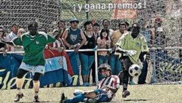 <b>MÁXIMA TENSIÓN.</b> Camerún y Paraguay acabaron el partido en tablas en uno de los encuentros más disputados de la jornada de ayer.