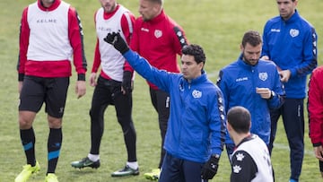 Míchel, dando instrucciones en el entrenamiento.