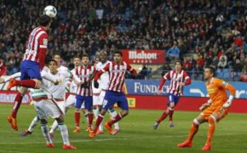 ¡GOL ANULADO AL ATLÉTICO DE MADRID! Córner desde la esquina izquierda que tocó de cabeza Godín, pero apoyándose con las dos manos en un rival, antes de dejarle el balón en boca de gol a Tiago, lo justo para que lo introdujera enlas mallas. Bien anulado.
