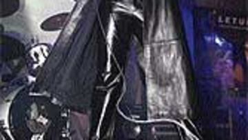 <b>LOOK ROCKERO.</B> Burgos cambió los guantes por el cuero negro.