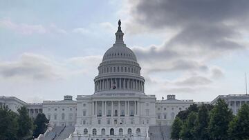 La gente camina hacia el Capitolio de los Estados Unidos el 11 de julio de 2021, despu&eacute;s de la remoci&oacute;n completa de la cerca que rodea el edificio en Washington, DC. 