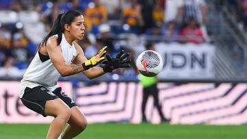 Ofelia Solís durante un calentamiento con Tigres.