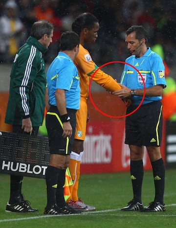 El jugador de Costa de Marfil se fracturó el brazo unos días antes del comienzo del Mundial de 2010. Disputó el primer partido de su selección en el campeonato frente a Portugal con una férula que tuvo que pasar la aprobación del árbitro uruguayo Jorge Larrionda. 