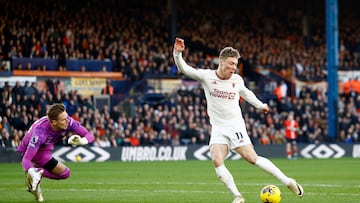 Soccer Football - Premier League - Luton Town v Manchester United - Kenilworth Road, Luton, Britain - February 18, 2024 Manchester United's Rasmus Hojlund scores their first goal Action Images via Reuters/Peter Cziborra NO USE WITH UNAUTHORIZED AUDIO, VIDEO, DATA, FIXTURE LISTS, CLUB/LEAGUE LOGOS OR 'LIVE' SERVICES. ONLINE IN-MATCH USE LIMITED TO 45 IMAGES, NO VIDEO EMULATION. NO USE IN BETTING, GAMES OR SINGLE CLUB/LEAGUE/PLAYER PUBLICATIONS.