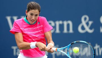 MASON, OH - AUGUST 15: Garbine Muguruza of Spain returns a shot to Lesia Tsurenko of Ukraine during the Western &amp; Southern Open at Lindner Family Tennis Center on August 15, 2018 in Mason, Ohio.   Matthew Stockman/Getty Images/AFP
 == FOR NEWSPAPERS, 