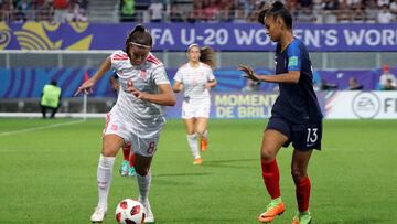 GRAF8359. VANNES (FRANCIA), 20/08/2018.- La centrocampista de la selecci&oacute;n espa&ntilde;ola de f&uacute;tbol femenino sub-20 Patri Guijarro (i), autora del &uacute;nico gol del encuentro, intenta escaparse de la jugadora de la selecci&oacute;n de Fr