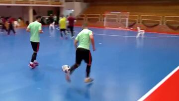 Otra barbaridad de Ricardinho: así pasó el balón sin mirar