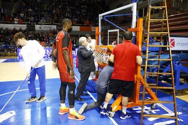 El Fuenla-Valencia se retrasa una hora al romperse un tablero