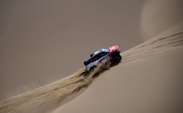 En la etapa 9, Sebastien Loeb y Daniel Elena han perdido toda opción de victoria. Rompieron en frontal de su coche al no ver un agujero. Perdieron más de siete horas en la clasificación general.