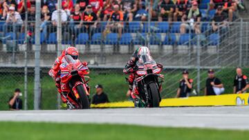 Bezzecchi tirando en Austria con Márquez a su rueda.