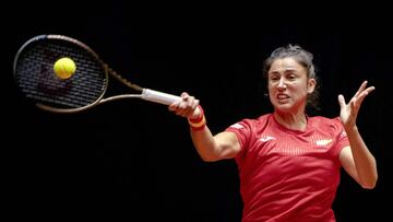 La tenista española Sara Sorribes devuelve una bola durante su partido ante Arantxa Rus en la eliminatoria de acceso a las finales de la Billie Jean King Cup entre España y Países Bajos.