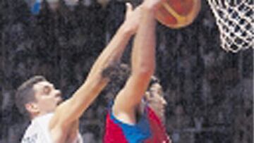 <b>EXCEPCIONAL. </b>Scola, en la foto con Alvertis, volvió a destacar.