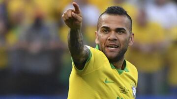 Dani Alves celebra uno de sus goles en el Per&uacute;-Brasil. Deja el PSG y se ha ofrecido al Barcelona.