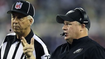 Joe Larrew charlando con Chip Kelly.