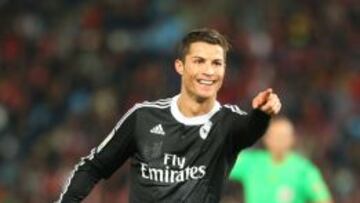 Cristiano celebra uno de sus dos goles ante el Almería