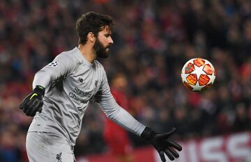 Alisson fue fundamental para avanzar a la final. El arquero en el primer tiempo mantuvo su arco en cero cuando Barcelona atacó por todos los costados. 