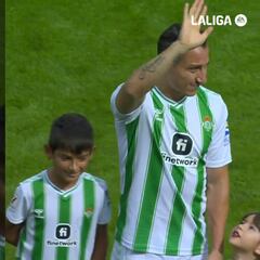 Andrés Guardado recibe reconocimiento en el Benito Villamarín por llegar a 208 juegos con Betis