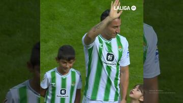 Andrés Guardado recibe reconocimiento en el Benito Villamarín por llegar a 208 juegos con Betis