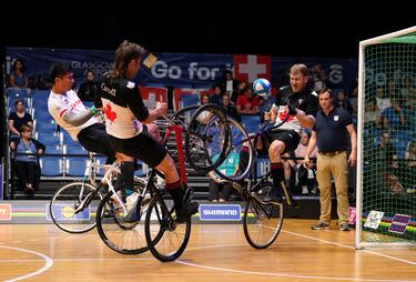 Los Supermundiales de Ciclismo que se celebraron desde el pasado 3 de agosto en la ciudad escocesa de
Glasgow acogen casi todas las modalidades de este deporte y el ciclobol no iba a ser menos. El día 11, en el pabellón Emirates Arena, Japón y Canadá midieron fuerzas en la competición mundialista de esta peculiar disciplina.
