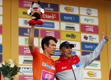 Martín Emilio 'Cochise' RodrÃíguez le entregó la camiseta naranja a Rigoberto Urán.