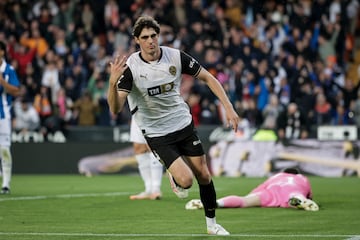 Club: Valencia | Valor de mercado: 20 millones de euros.
Centrocampista espa?ol con gran proyecci¨®n. Ha sido clave en la reacci¨®n del Valencia de esta temporada y es considerado el mejor jugador del equipo en la segunda vuelta.