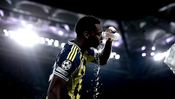 ISTANBUL, TURKEY - AUGUST 20: Jhon Duran of Fenerbahce splashes water on his face during the UEFA Champions League Play Off 1st Leg match between Fenerbahce and Benfica at Ulker Sukru Saracoglu Stadium on August 20, 2025 in Istanbul, Turkey. (Photo by Ahmad Mora/Getty Images)