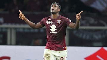 Duván Zapata durante un partido de Torino en la Serie A.