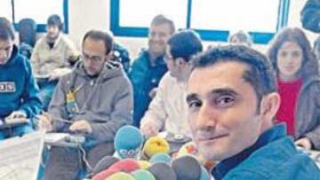 <b>ORGULLOSO. </b>Valverde mira el objetivo del fotógrafo de AS antes de la conferencie de prensa de ayer.