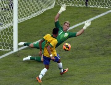 Joe Hart para un tiro de Neymar.