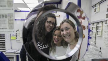 DVD 874 (8/12/17) Reportaje sobre loteria de navidad en Madrid. En esta imagen, el Jorobado de la Suerte, administracion ubicada en la calle Preciados de Madrid. © Carlos Rosillo .