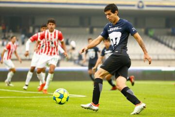 A propios y extraños sorprendió el hecho de ver que este argentino se incorporaba al primer equipo felino luego de militar en la Tercera División. Ante la polémica en el medio futbolístico y la inconformidad de la afición, Ares de Parga tuvo que salir a explicar que lo registraron en Primera División para que pudiera jugar en Segunda.