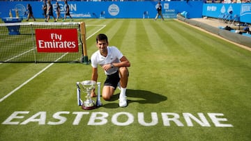 Novac Djokovic posa con el trofeo de vencedor en Eastbourne.