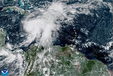 Esta imagen satelital proporcionada por la NOAA muestra la tormenta tropical Melissa el sábado 25 de octubre de 2025.