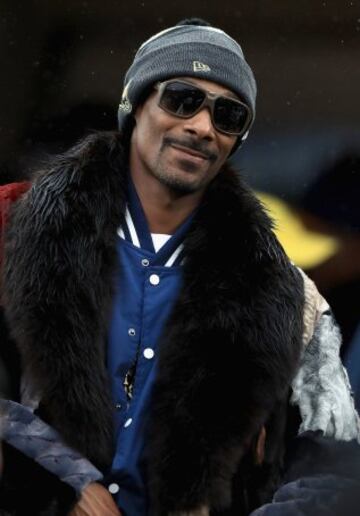 Snoop Dogg (el de verdad, por una vez) disfrutó (es un decir) del partido de los Rams. Será porque Goofy es un perro como él. Ah, que me dicen que el QB que jugó para los Rams no era Goofy sino Goff. Pido disculpas por la confusión.