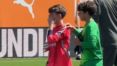 Es un gesto de deportividad absoluta: lo que hace el portero del Barça con el hijo de Casillas