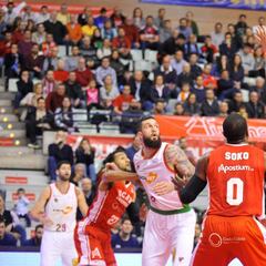 El Baskonia acecha al Madrid tras su triunfo ante el UCAM