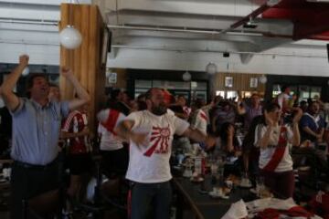 DEPORTES
LOS HINCHAS DE RIVER VIENDO EL PÁRTIDO EN BAR DEL ESTADIO.
FOTO ORTIZ GUSTAVO 16-12-15