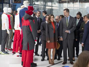 La Reina Letizia visitó junto al Rey Felipe VI la sede de la compañía Joma Sport en la localidad toledana de Portillo. La Reina lució un vestido y abrigo a juego de colores tierra.