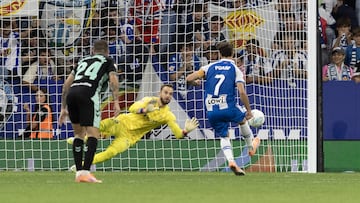 Pau detiene el penalti de Pau.