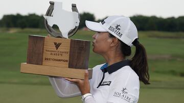 La golfista surcoreana Jin Young Ko besa el trofeo de campeona del Volunteers of America Classic en el Old American Golf Club de The Colony, Texas.