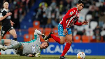 Cu&eacute;llar, en el momento de superar a Herrero para marcar el 1-0 que decidi&oacute; el partido.