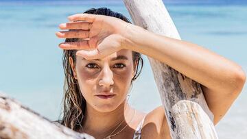 La surfista Laura Coviella, posando cmo modelo en un &aacute;rbol, con la playa detr&aacute;s, en Indonesia, en mayo del 2022. 